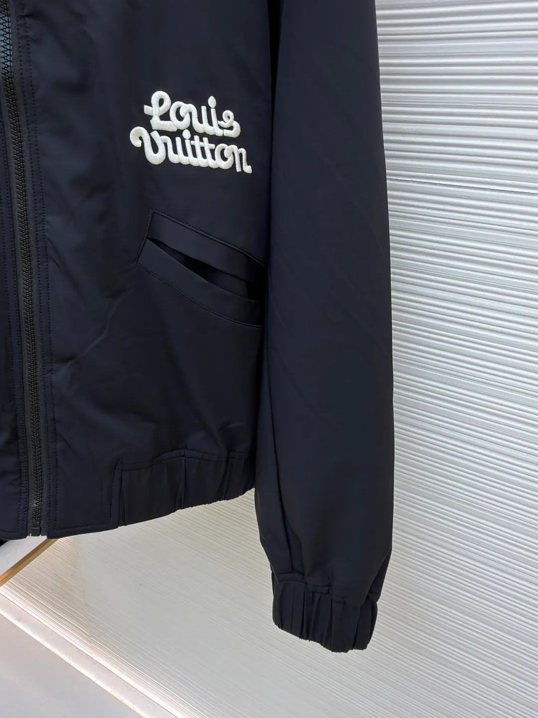 LOUIS VUITTON Tyler knitted high collar spliced jacket ●Original version: 36999 purchase and development ●Item number: 1681622-C30 ●Fabric: nylon fabric ●Technology: knitted ●Color: black and white ●Type: fitted version ●Weight: about 895 grams ●Size: 46-48-50 ●Description: This belted jacket is made of twill nylon, logo embroidery and large Blooming 1v logo embroidered on front and back. It is decorated with high-neck cable knit stitching and is sublimated using pure cotton jacquard belt technology. Through the precise control of the jacquard mechanism during the weaving process, the cotton fabric can appear a gradual concave and convex pattern during the weaving process. The flower letter pattern on the back uses bract core three-dimensional embroidery technology and uses glossy mercerized embroidery thread to add a three-dimensional effect to the raised pattern. The hardware and accessories of the whole garment are all custom-made according to the original mold. The placket resin zipper is made from a custom mold, and the zipper puller is custom-sprayed with baking paint and fully engraved. A full set of new co-branded accessories, the upper body is crisp and stylish, and is exclusively produced. The overall wiring is straight and delicate, the fabric is comfortable and soft, and the color is consistent without color difference. It can be matched with the same style to create a fashionable look and control various occasions. Customized accessories, complete with three standards, same style for men and women!